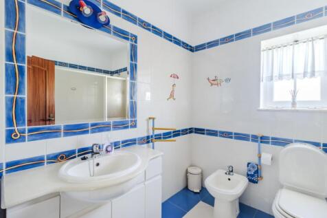 43 BATHROOM.jpg