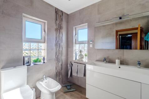 24 BATHROOM.jpg