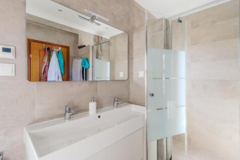 25 BATHROOM.jpg