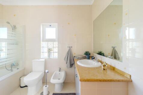 31 BATHROOM.jpg