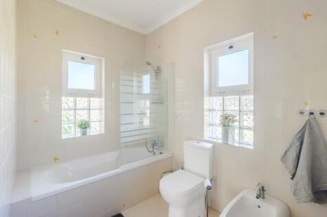 32 BATHROOM.jpg