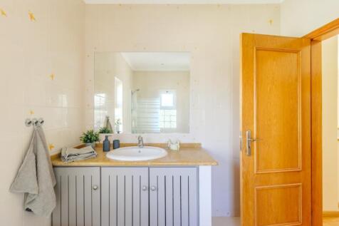33 BATHROOM.jpg