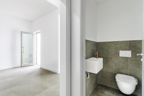 15 BATHROOM.jpg