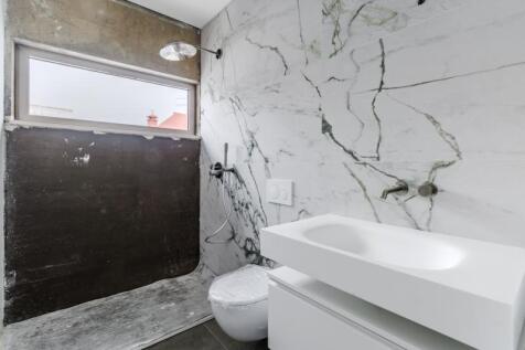 13 BATHROOM.jpg