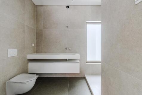 18 BATHROOM.jpg