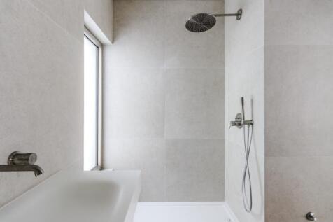 19 BATHROOM.jpg