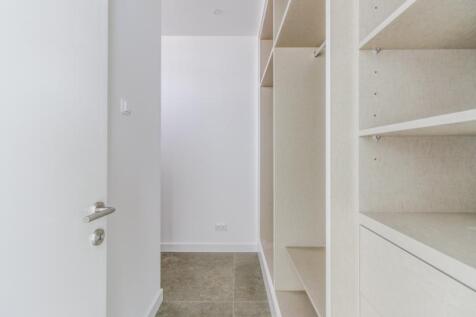 27 CLOSET.jpg