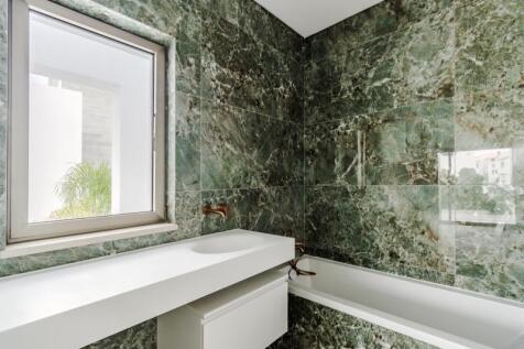 29 BATHROOM.jpg
