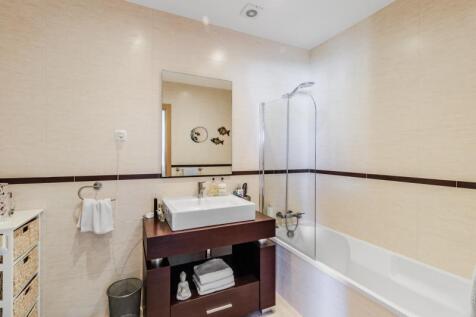 20 BATHROOM.jpg