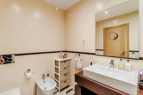 21 BATHROOM.jpg