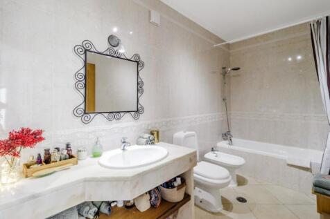 19 BATHROOM.jpg