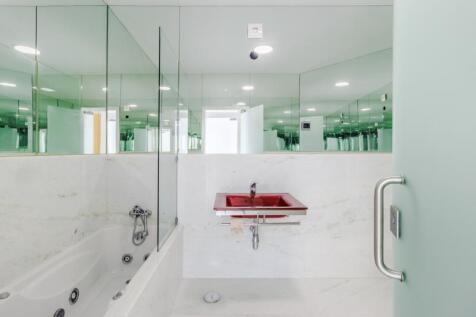 13 BATHROOM.jpg