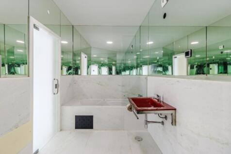 15 BATHROOM.jpg