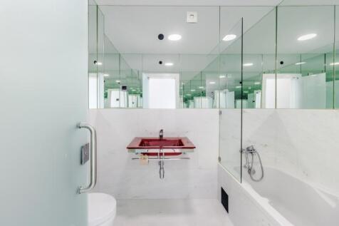 19 BATHROOM.jpg