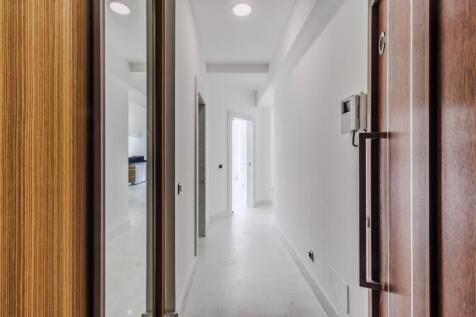 20 HALLWAY.jpg