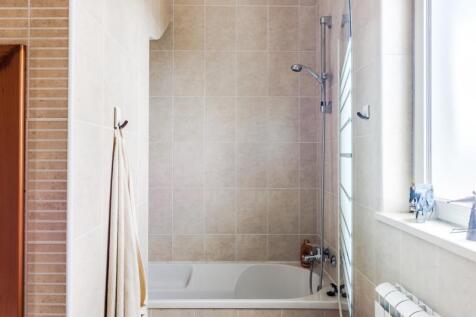 38 BATHROOM.jpg