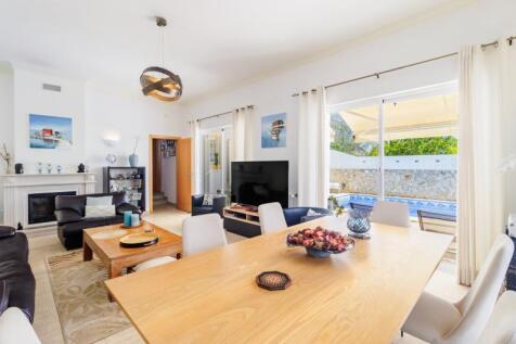 3 LIVING ROOM (1).jpg