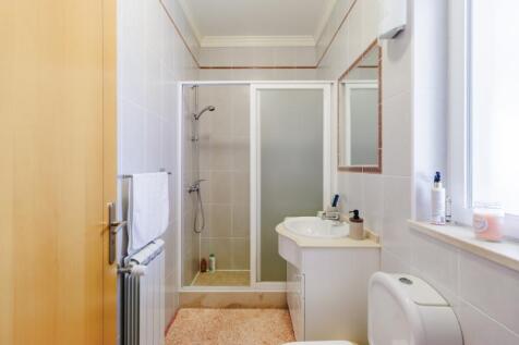 13 BATHROOM.jpg