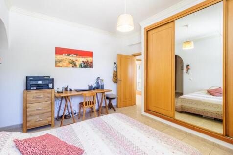 12 BEDROOM.jpg