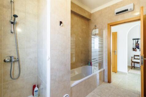 20 BATHROOM (1).jpg