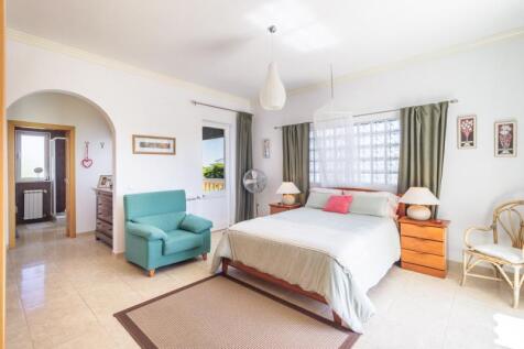 21 BEDROOM.jpg