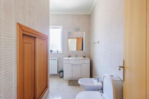 26 BATHROOM.jpg