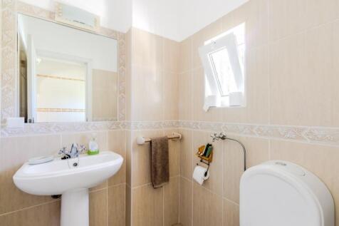 8 BATHROOM.jpg