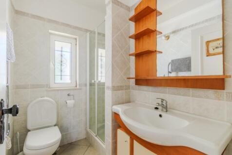 10 BATHROOM.jpg