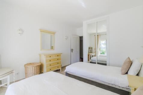 11 BEDROOM.jpg