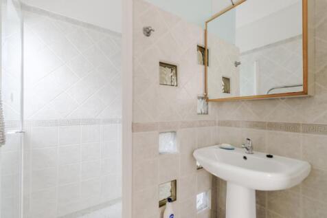 15.1 BATHROOM.jpg