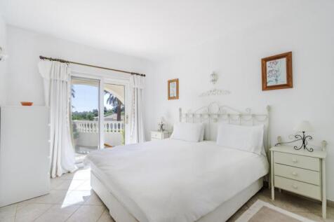 16 BEDROOM.jpg