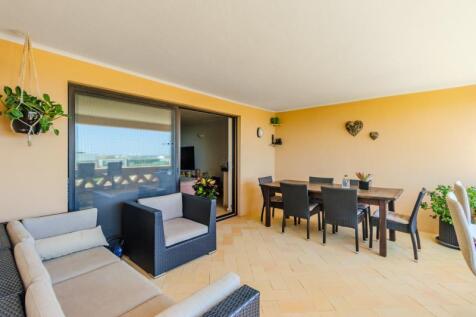 4.4 BALCONY.jpg
