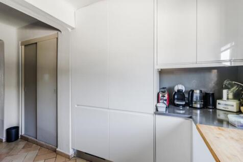 6.1 KITCHEN.jpg