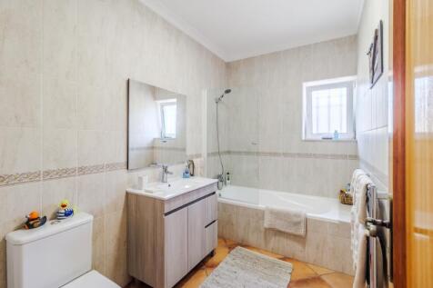 29 bathroom.jpg
