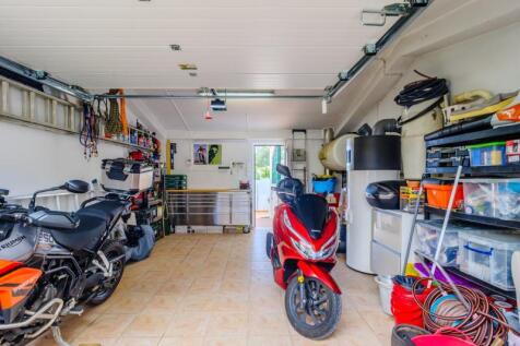 35 garage.jpg