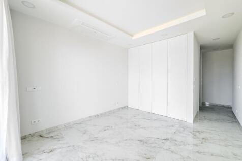 10 bedroom.JPG