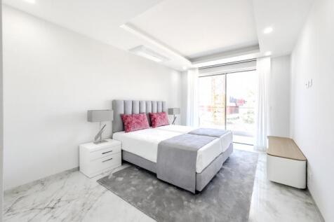 11 bedroom.JPG