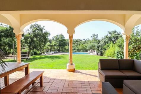 Outside lounge to pool (Large).jpg