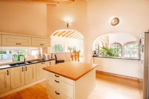 Kitchen (Large).jpg