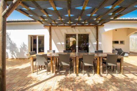 Outside dining area_a (Large).jpg