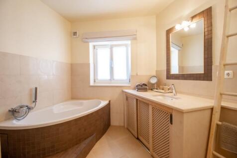 Bathroom _ 2 (Large).jpg