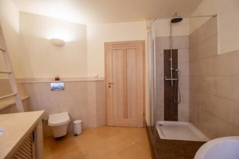 Bathroom_2_a (Large).jpg
