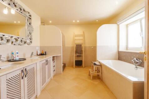 Bathroom_3 (Large).jpg