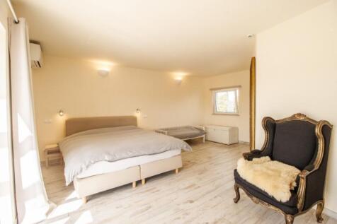 Upstairs Bedroom (Large).jpg