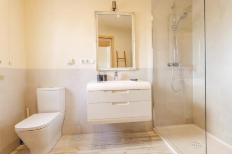 Upstairs Bathroom (Large).jpg