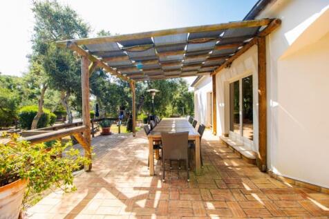 Outside dining area (Large).jpg