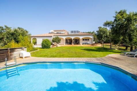 Pool to house (Large).jpg