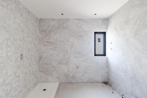 5 BATHROOM.jpg