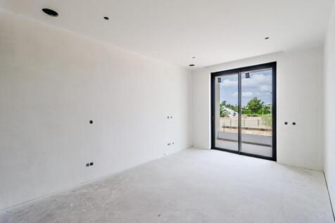 14 BEDROOM.jpg