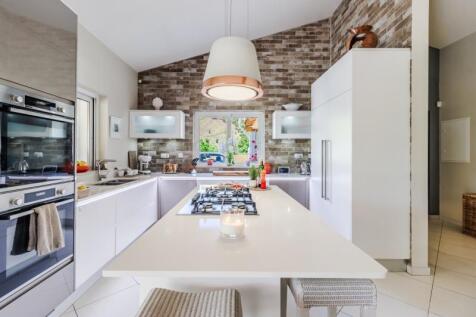 10 KITCHEN.jpg